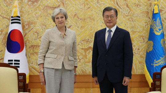 문재인 대통령이 지난 9월16일 오후 청와대에서 세계지식포럼 참석차 방한한 테리사 메이 전 영국 총리 접견에 앞서 기념촬영을 하고 있다(연합뉴스).